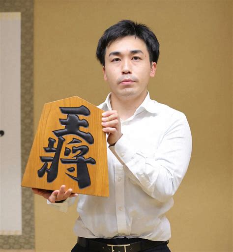 ＜王将戦挑戦者リーグ＞王将の駒を手にポーズする菅井八段 （撮影・藤山 由理） ― スポニチ Sponichi Annex 芸能