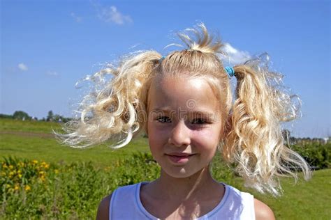 Portait D une Fille Blonde Hollandaise Image stock Image du drôle fille
