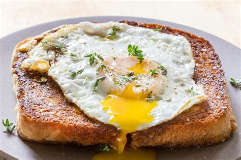 Croque madame facile sandwich au jambon et fromage grillé avec œuf