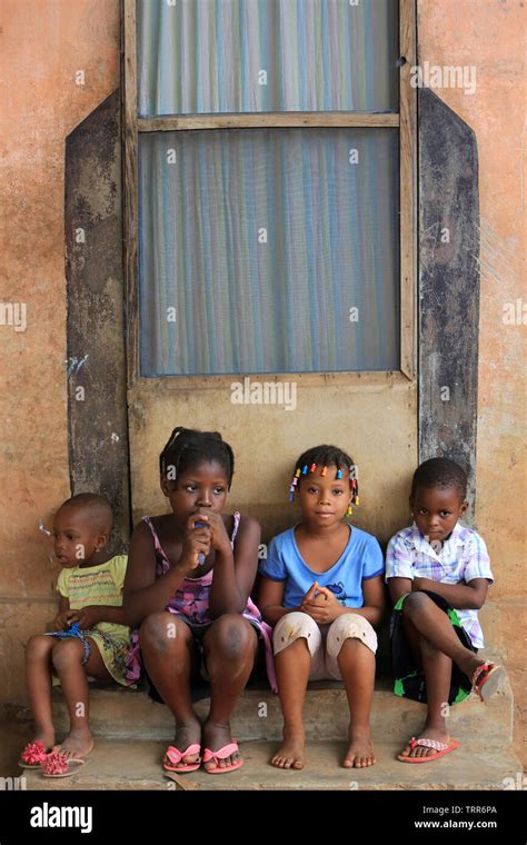 Groupe De Jeunes Enfants Hi Res Stock Photography And Images Alamy