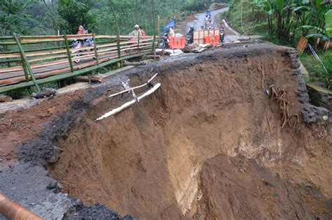 Foto Jalan Antarkecamatan Di Wonosobo Terputus Akibat Tanah Longsor