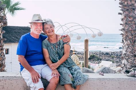 Casal De Idosos Feliz Se Abra A Amor E Aproveite Juntos A Atividade