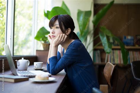 カフェでリラックスをしている女性 Stock 写真 Adobe Stock