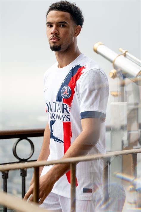 Maillot PSG la Tour Eiffel sur la tenue extérieure 2024 25