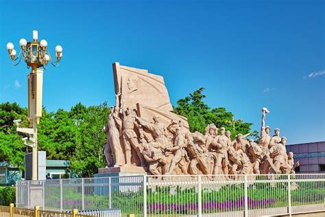 Estatuas Conmemorativas De Trabajadores En Lucha En La Revolución De