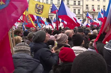 Agresivn Demonstrace V Centru Prahy Lidi Protestuj Proti B D Zivot