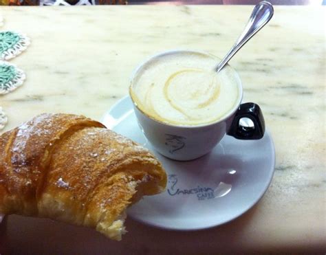 Bar Albini Via Piave Grande E Morbido Cornetto Liscio Con Lo