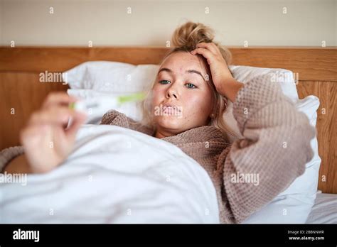 Femme Au Lit Avec Froid Banque De Photographies Et Dimages Haute