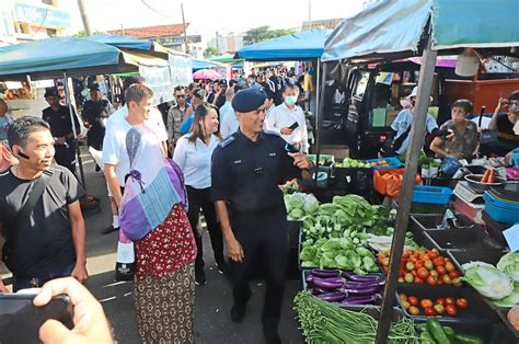 Top Cop Makes Farewell Visit To Jelutong Market The Star