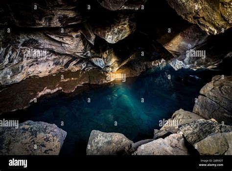 Grjótagjá engl Crevice es una cueva con un pequeño lago en