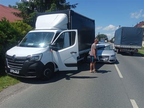 Straciła panowanie nad samochodem i uderzyła w zaparkowanego dostawczaka