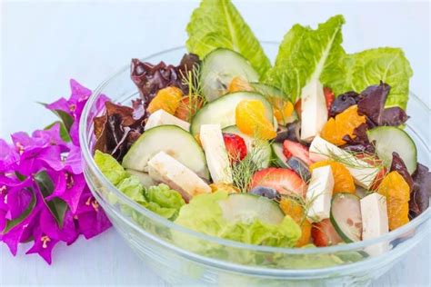 Fa A Para Um Jantar Leve A Salada Alface Repolho Roxo Pepino Queijo