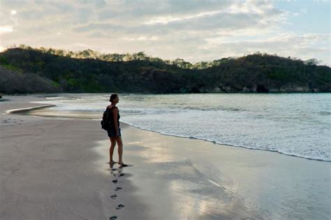 Lo que deberías saber al viajar solo a la playa consejos para disf