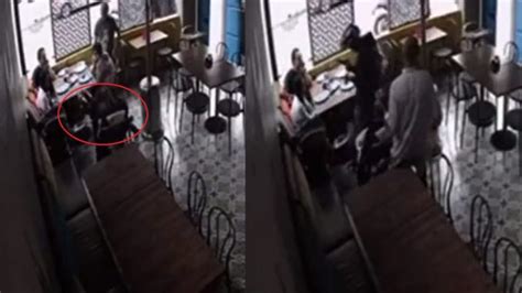 Video Demasiado atrevido Atracó a una familia en un restaurante de