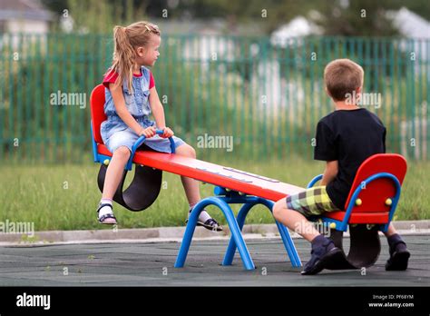 Zwei Junge Blonde Kinder Vorsch Ler M Dchen Mit Langem Pferdeschwanz Und Niedlichen School Junge