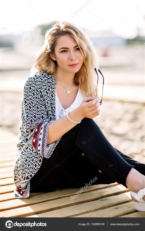 Chica Rubia En La Playa De La Playa De Arena Junto Al Mar Fotografía