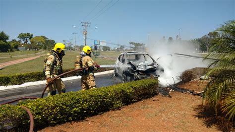 Carro Bate Em Poste E Pega Fogo No Park Way Em Bras Lia Distrito