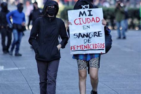 Mujeres protestan en la CDMX contra violencia de género