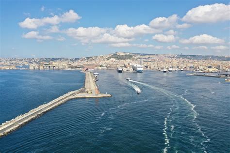 Passeggiata Sul Mare Di Napoli Al Molo San Vincenzo Grandenapoli It