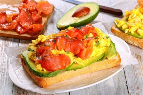 Lachs Rührei auf Avocado Rezept GuteKueche ch