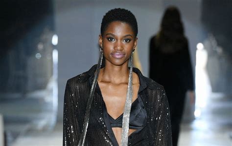 Looks lingerie à mostra e modelos negras e plus size marcam desfile de moda internacional