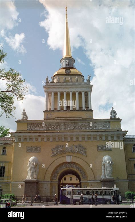 The Admiralty building St Petersburg Stock Photo - Alamy