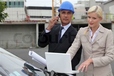 Arkitekt Og Assistent Stod I Bil Med Planen Stock Foto Colourbox