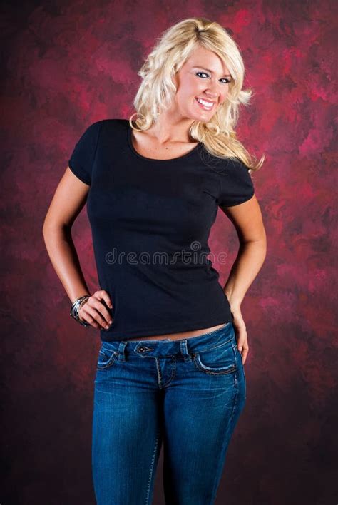 Blonde M Dchenfrau Gekleidet Als Bauernhof Land Oder Cowgirl Stockfoto Bild Von M Dchen