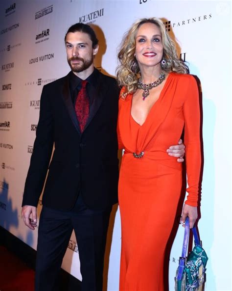 Vidéo Sharon Stone Et Martin Mica Au Gala De Lamfar à São Paulo Au