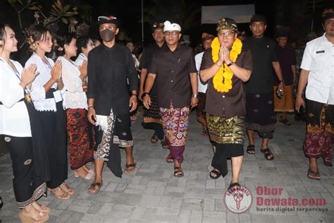 Bupati Giri Prasta Hadiri Perayaan HUT Ke 37 ST Yowana Yadnya Patni Br