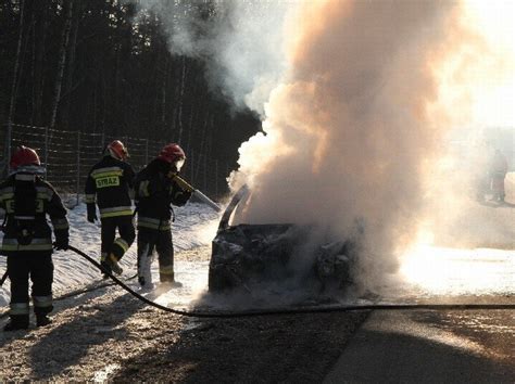 Peugeot 307 spłonął doszczętnie na kieleckiej obwodnicy zdjęcia