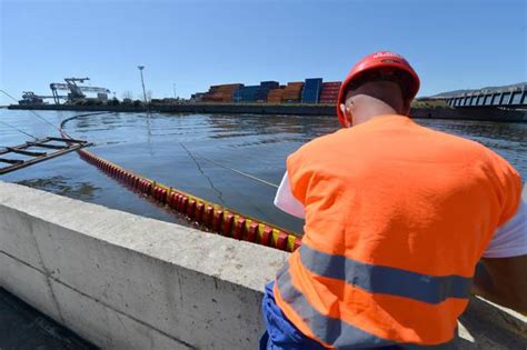 Sversamento Greggio Chiazza Avvistata In Mare A Genova Pegli Ambiente