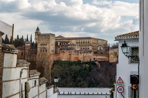 西班牙南部格拉纳达市景以alhambra宫为背景的阿尔罕布拉宫城市塔山高清图片下载 正版图片307850210 摄图网