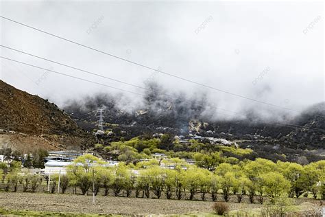 صورة قرية داشان يونو الخلفية الجبل سحاب الأشجار صورة الخلفية للتحميل