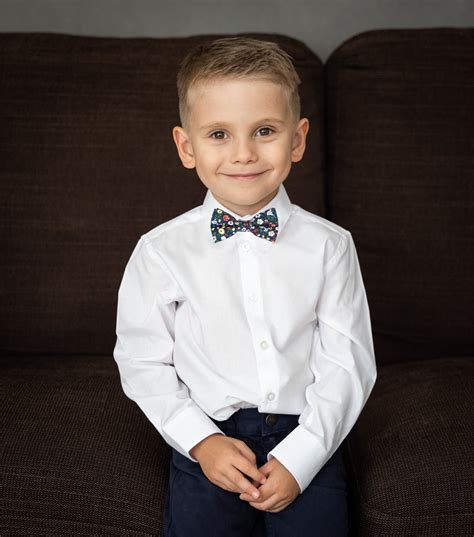 Navy blue Meadow kids bow tie | bubibubi.eu