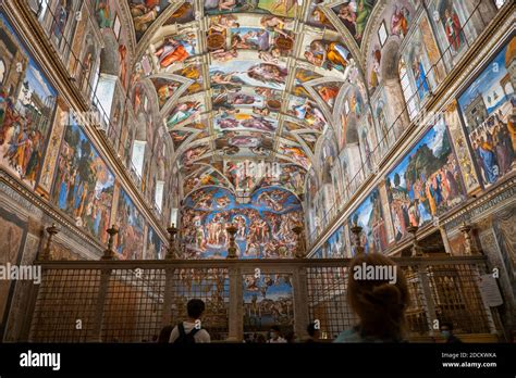 Chapelle Sixtine Cappella Sistina intérieur avec fresques de Michel