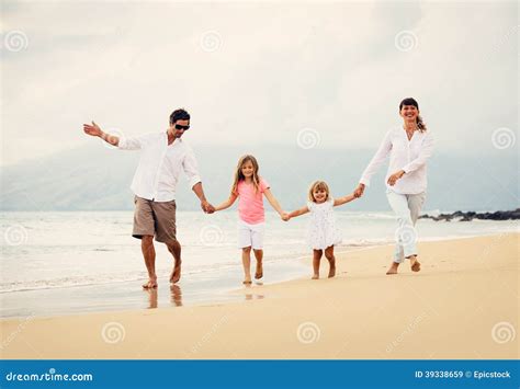 Glückliche Familie Haben Spaß Gehend Auf Strand Bei Sonnenuntergang