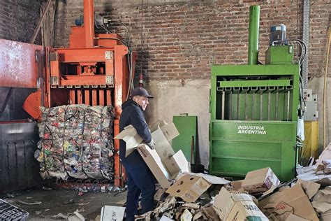 Recicladores Urbanos La Tarea De Vivir De Los Residuos Y Reducir La