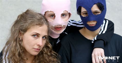 ФОТО Кто такие Pussy Riot и почему важны их акции