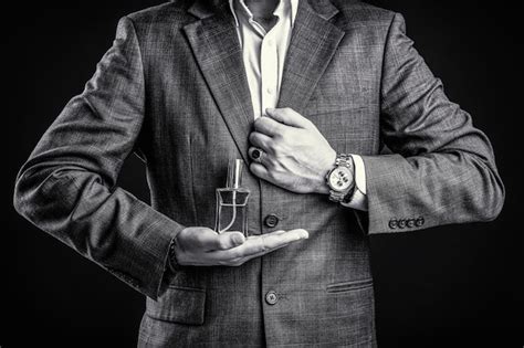 Hombre Sosteniendo La Botella De Perfume Entregue Con Reloj De Pulsera