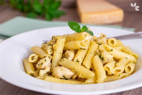 Macarrão Ao Molho Pesto Com Frango Marola Com Carambola