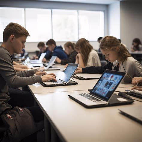 Un Grupo De Estudiantes Est Trabajando En Computadoras Port Tiles En