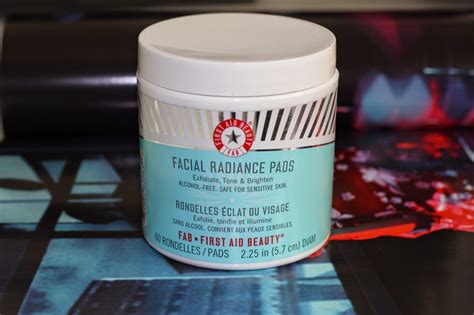 Rougepout Beauty: FIRST AID BEAUTY - Facial Radiance Pads