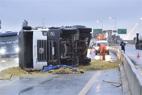 Trágico Accidente En Estación Juárez Celman Volcó Un Camión Y Murió Su Conductor Soy Córdobes