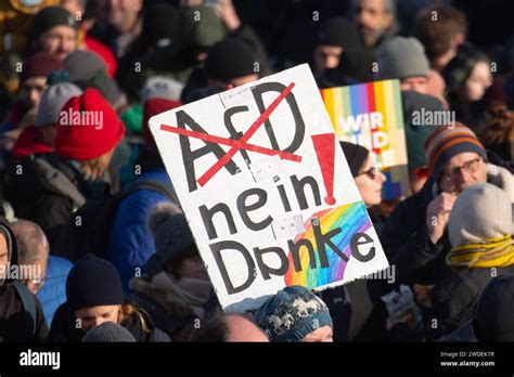 Tausende Teilnehmer Beteiligen Sich Bei Einer Grossdemonstration Gegen