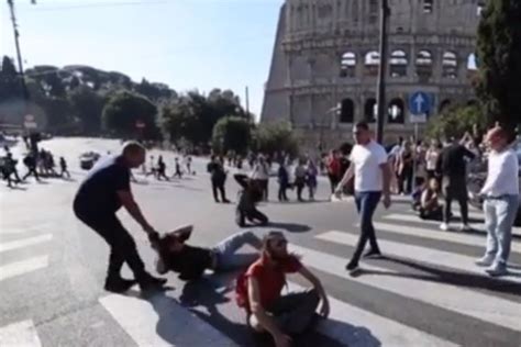 Gli Attivisti Bloccano Il Traffico A Roma Un Automobilista Vi