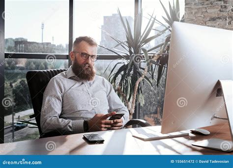 Retrato Do Homem De Neg Cios At Office Desk Que Usa O Computador Foto