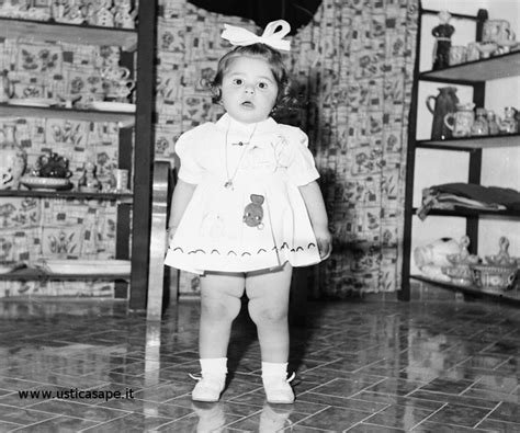 Ustica Anni Bambina Accompagnata Dal Fotografo Ustica Sape