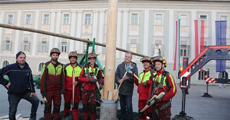 20 Meter Hoher Maibaum Steht Auf Dem Neuen Platz