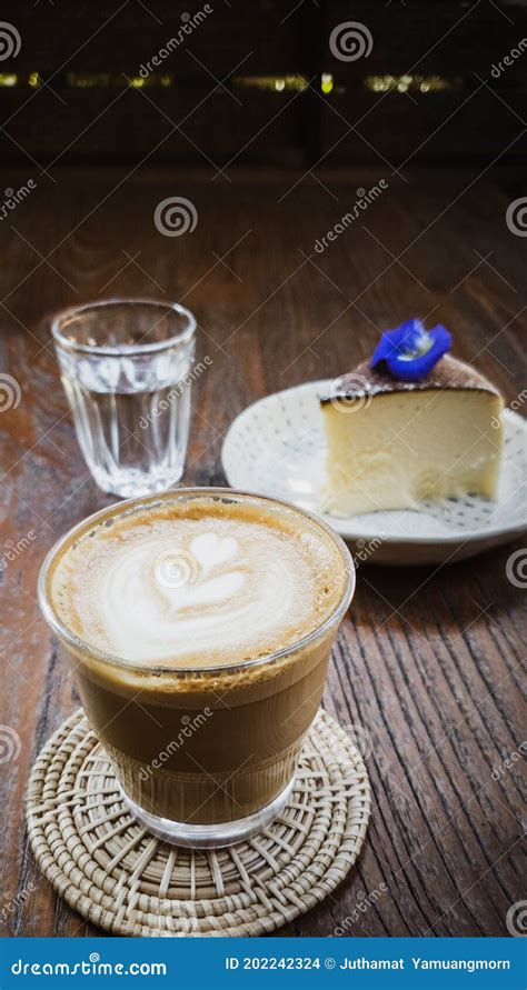 Kopp Kaffe Med Kaka Och Vatten På Bordsbakgrunden Av Trä översta Vyn